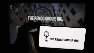 Stuttgart, Almanya - 05-17-2025: ABD 'li holding şirketi The Renco Group Inc.' in logosunun bulunduğu cep telefonu web sayfası önünde ekranda. Telefon ekranına odaklan.
