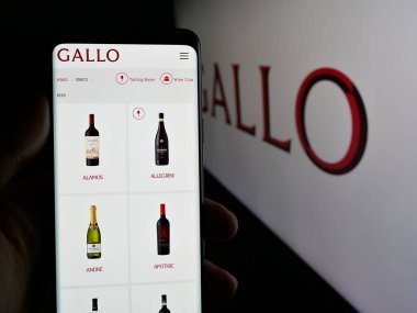 Stuttgart, Almanya - 05-17-2025: ABD 'li şarap üreticisi E. J. Gallo Şaraphanesi' nin web sayfası olan cep telefonu logonun önünde ekranda. Telefon ekranının merkezine odaklan.