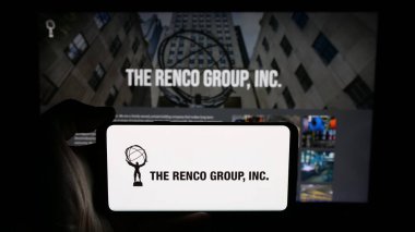 Stuttgart, Almanya - 05-17-2025: ABD 'li holding şirketi The Renco Group Inc.' in logosunun bulunduğu cep telefonu web sayfası önünde ekranda. Telefon ekranına odaklan.