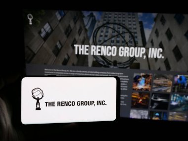 Stuttgart, Almanya - 05-17-2025: ABD 'li holding şirketi The Renco Group Inc.' in logosunu taşıyan kişi web sitesinin önünde ekranda. Telefon ekranına odaklan.