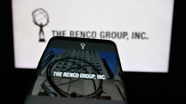 Stuttgart, Almanya - 05-17-2025: ABD 'li holding şirketi The Renco Group Inc.' in web sitesiyle birlikte logo önünde ekranda. Telefon ekranının sol üst kısmına odaklan.