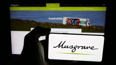 Stuttgart, Almanya - 05-17-2025: İrlandalı gıda şirketi Musgrave Group Ltd. 'nin logosunun bulunduğu cep telefonu web sayfasının önünde ekranda. Telefon ekranına odaklan.