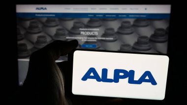 Stuttgart, Almanya - 05-17-2025: Avusturyalı plastik şirketi ALPLA Group 'un logosunun bulunduğu cep telefonu web sayfası önünde ekranda. Telefon ekranına odaklan.