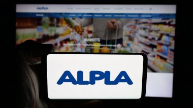 Stuttgart, Almanya - 05-17-2025: Avusturyalı plastik şirketi ALPLA Group 'un logosunun bulunduğu cep telefonu web sayfası önünde ekranda. Telefon ekranına odaklan.