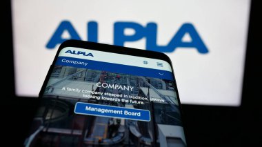 Stuttgart, Almanya - 05-17-2025: Avusturyalı plastik şirketi ALPLA Group 'un web sitesi logo önünde ekranda. Telefon ekranının sol üst kısmına odaklan.