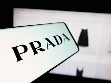 Stuttgart, Almanya - 05-17-2025: Lüks moda evi şirketi Prada S.P.A. 'nın logosuna sahip akıllı telefon web sitesinin önünde ekranda. Telefon ekranının merkez soluna odaklan.