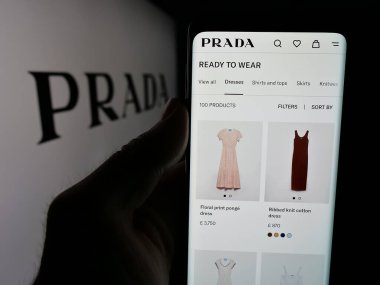Stuttgart, Almanya - 05-17-2025: Lüks moda evi şirketi Prada S.P.A. 'nın internet sayfası olan cep telefonu logonun önünde ekranda. Telefon ekranının merkezine odaklan.