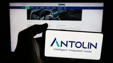 Stuttgart, Almanya - 05-17-2025: İspanyol otomotiv şirketi Grupo Antolin 'in logosuna sahip cep telefonu web sayfasının önünde ekranda. Telefon ekranına odaklan.