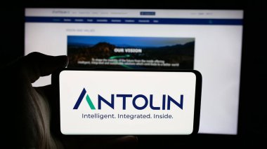Stuttgart, Almanya - 05-17-2025: İspanyol otomotiv şirketi Grupo Antolin 'in logosunun bulunduğu cep telefonu web sayfası önünde ekranda. Telefon ekranına odaklan.