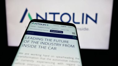 Stuttgart, Almanya - 05-17-2025: İspanyol otomotiv şirketi Grupo Antolin 'in web sitesi logonun önünde ekranda. Telefon ekranının sol üst kısmına odaklan.
