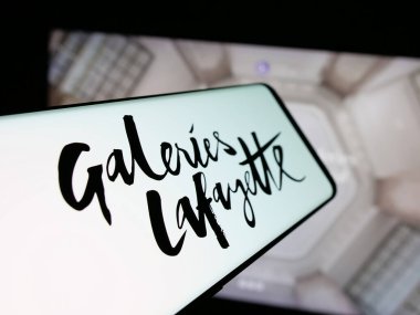 Stuttgart, Almanya - 05-17-2025: Alışveriş merkezi şirketi Galeries Lafayette 'in logosuna sahip akıllı telefon web sitesinin önünde ekranda. Telefon ekranının merkez soluna odaklan.