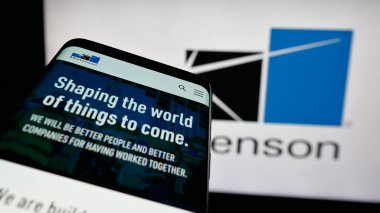 Stuttgart, Almanya - 05-17-2025: İnşaat işletmeleri M.A. web siteli cep telefonu Mortenson Şirketi logonun önünde ekranda. Telefon ekranının sol üst kısmına odaklan.