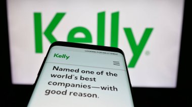 Stuttgart, Almanya - 05-17-2025: ABD 'li personel şirketi Kelly Services Inc.' in web sitesiyle birlikte logo önünde ekranda. Telefon ekranının sol üst kısmına odaklan.