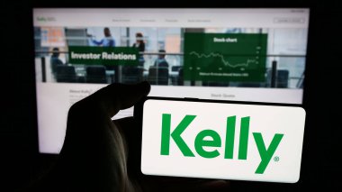 Stuttgart, Almanya - 05-17-2025: ABD 'li personel şirketi Kelly Services Inc.' in logosunun bulunduğu cep telefonu web sayfasının önünde duruyor. Telefon ekranına odaklan.