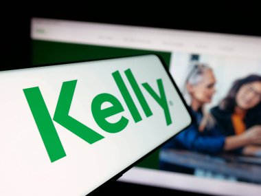 Stuttgart, Almanya - 05-17-2025: İnternet sitesi önünde ekranda ABD 'li personel şirketi Kelly Services Inc.' in logosuna sahip akıllı telefon. Telefon ekranının merkez soluna odaklan.