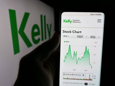 Stuttgart, Almanya - 05-17-2025: ABD 'li personel şirketi Kelly Services Inc.' in internet sayfası olan cep telefonu logosu önünde ekranda. Telefon ekranının merkezine odaklan.