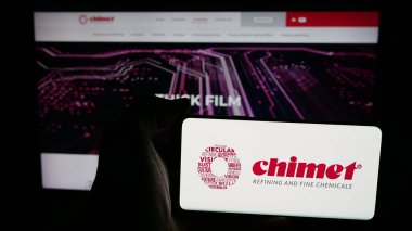 Stuttgart, Almanya - 05-17-2025: Metal işleme şirketi Chimet S.P.A. 'nın logosunun bulunduğu cep telefonu web sayfasının önünde duruyor. Telefon ekranına odaklan.