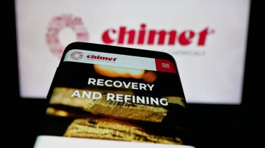 Stuttgart, Almanya - 05-17-2025: Metal işleme şirketi Chimet S.P.A. 'nın web sitesiyle birlikte cep telefonu logonun önünde ekranda. Telefon ekranının sol üst kısmına odaklan.