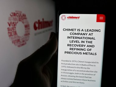Stuttgart, Almanya - 05-17-2025: Metal işleme şirketi Chimet S.P.A. 'nın internet sayfası olan cep telefonu logonun önünde ekranda. Telefon ekranının merkezine odaklan.