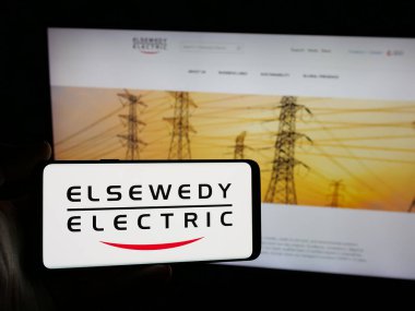 Stuttgart, Almanya - 05-17-2025: Mısırlı şirket Elsewedy Electric Co. Web sitesinin önünde ekranda. Telefon ekranına odaklan.