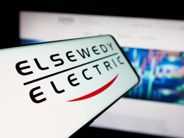 Stuttgart, Almanya - 05-17-2025: Mısırlı şirket Elsewedy Electric Co. Web sitesinin önünde ekranda. Telefon ekranının soluna odaklan.