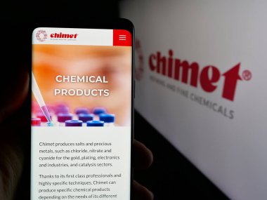 Stuttgart, Almanya - 05-17-2025: Metal işleme şirketi Chimet S.P.A. 'nın web sayfası ile akıllı telefon taşıyan kişi logonun önünde ekranda. Telefon ekranının merkezine odaklan.