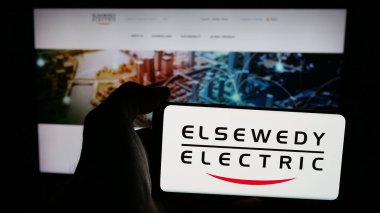 Stuttgart, Almanya - 05-17-2025: Mısırlı şirket Elsewedy Electric Co. Web sayfasının önünde ekranda. Telefon ekranına odaklan.