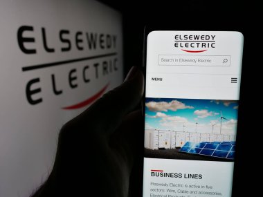 Stuttgart, Almanya - 05-17-2025: Mısırlı şirket Elsewedy Electric Co S.A.E. 'nin web sayfası ile cep telefonu tutan kişi Ekranda logonun önünde. Telefon ekranının merkezine odaklan.