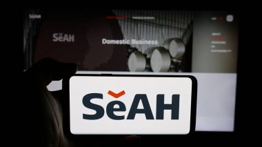 Stuttgart, Almanya - 05-17-2025: Koreli şirket SeAh Steel Holding 'in logosunun bulunduğu cep telefonu web sayfası önünde ekranda. Telefon ekranına odaklan.