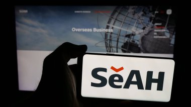 Stuttgart, Almanya - 05-17-2025: Koreli şirket SeAh Steel Holding 'in logosunun bulunduğu cep telefonu web sayfası önünde ekranda. Telefon ekranına odaklan.
