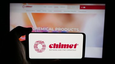 Stuttgart, Almanya - 05-17-2025: Metal işleme şirketi Chimet S.P.A. 'nın logosunun bulunduğu cep telefonu web sayfası önünde ekranda. Telefon ekranına odaklan.