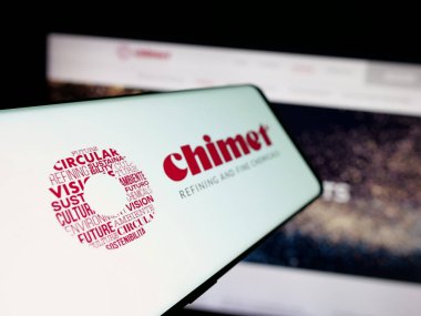 Stuttgart, Almanya - 05-17-2025: Metal işleme şirketi Chimet S.P.A. logosu olan akıllı telefon web sitesinin önünde ekranda. Telefon ekranının merkez soluna odaklan.