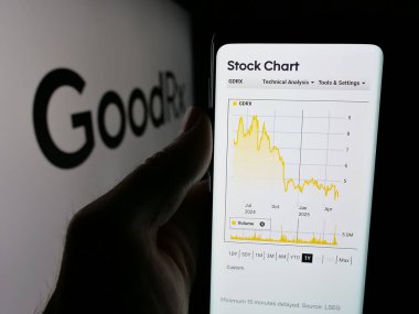 Stuttgart, Almanya - 05-18-2025: ABD 'li sağlık şirketi GoodRx Holding Inc.' in web sitesiyle akıllı telefon sahibi kişi logonun önünde ekranda. Telefon ekranının merkezine odaklan.
