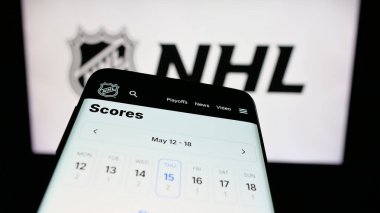 Stuttgart, Almanya - 05-18-2025: Ulusal Hokey Ligi (NHL) web sitesi logonun önünde ekranda. Telefon ekranının sol üst kısmına odaklan.