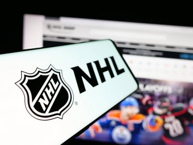 Stuttgart, Almanya - 05-18-2025: Web sitesinin önünde Ulusal Hokey Ligi (NHL) logosu bulunan akıllı telefon. Telefon ekranının merkez soluna odaklan.