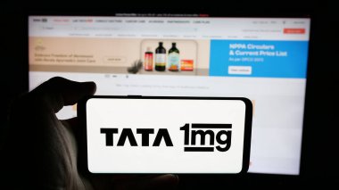 Stuttgart, Almanya - 05-18-2025: Hint sağlık platformu şirketi Tata 1 mg 'nin logosuna sahip cep telefonu web sayfası önünde ekranda. Telefon ekranına odaklan.