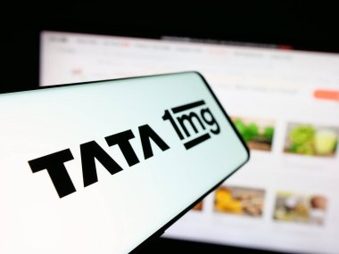 Stuttgart, Almanya - 05-18-2025: Hint sağlık platformu şirketi Tata 1 mg 'nin logosuna sahip akıllı telefon web sitesinin önünde ekranda. Telefon ekranının merkez soluna odaklan.