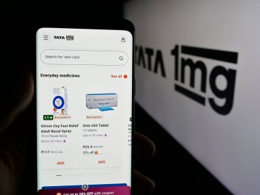 Stuttgart, Almanya - 05-18-2025: Hintli sağlık platformu şirketi Tata 1 mg 'nin web sitesi ile akıllı telefon sahibi kişi logonun önünde ekranda. Telefon ekranının merkezine odaklan.