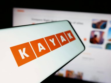 Stuttgart, Almanya - 05-18-2025: İnternet sitesinin önünde ekranda ABD seyahat metasearch şirketi Kayak 'ın logosuna sahip akıllı telefon. Telefon ekranının merkez soluna odaklan.
