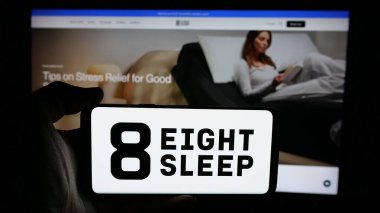 Stuttgart, Almanya - 05-18-2025: ABD 'li şilte şirketi Eight Sleep Inc.' in logosunun bulunduğu cep telefonu web sayfası önünde ekranda. Telefon ekranına odaklan.
