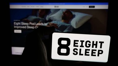 Stuttgart, Almanya - 05-18-2025: ABD 'li şilte şirketi Eight Sleep Inc.' in logosunu taşıyan cep telefonu web sayfasının önünde duruyor. Telefon ekranına odaklan.