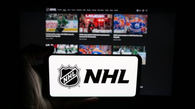 Stuttgart, Almanya - 05-18-2025: Ulusal Hokey Ligi (NHL) logosunun bulunduğu cep telefonu web sayfası önünde ekranda. Telefon ekranına odaklan.