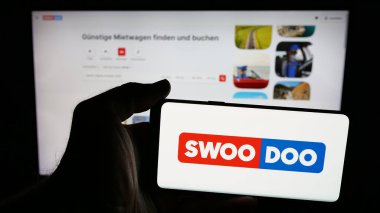 Stuttgart, Almanya - 05-25-2025: Uçuş arama platformu logosu SWOODOO 'nun logosuna sahip cep telefonu web sayfasının önünde. Telefon ekranına odaklan.