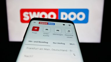 Stuttgart, Almanya - 05-25-2025: Uçuş arama platformu SWOODOO 'nun yer aldığı cep telefonu logonun önünde ekranda. Telefon ekranının sol üst kısmına odaklan.