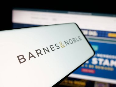 Stuttgart, Almanya - 05-25-2025: ABD 'li kitap satış şirketi Barnes ve Noble Inc.' in logosuna sahip akıllı telefon web sitesinin önünde ekranda. Telefon ekranının merkez soluna odaklan.