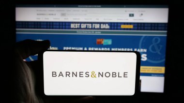 Stuttgart, Almanya - 05-25-2025: ABD 'li kitap satış şirketi Barnes ve Noble Inc.' in logosunun bulunduğu cep telefonu web sayfası önünde ekranda. Telefon ekranına odaklan.