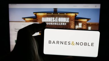 Stuttgart, Almanya - 05-25-2025: ABD 'li kitap satış şirketi Barnes ve Noble Inc.' in logosunun bulunduğu cep telefonu web sayfası önünde ekranda. Telefon ekranına odaklan.