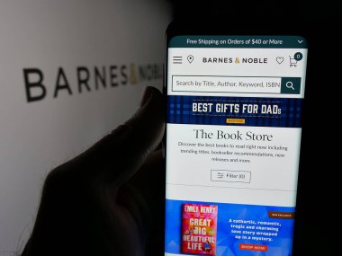 Stuttgart, Almanya - 05-25-2025: ABD 'li kitap satış şirketi Barnes ve Noble Inc.' in web sayfası ile akıllı telefon sahibi kişi logonun önünde ekranda. Telefon ekranının merkezine odaklan.