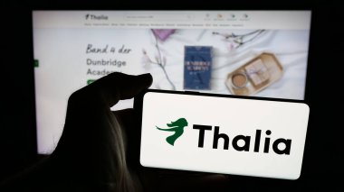 Stuttgart, Almanya - 05-25-2025: Alman kitapçı firması Thalia Bucher GmbH 'nin logosunun bulunduğu cep telefonu web sayfası önünde ekranda. Telefon ekranına odaklan.