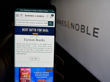 Stuttgart, Almanya - 05-25-2025: ABD 'li kitap satış şirketi Barnes ve Noble Inc.' in internet sayfası olan cep telefonu logonun önünde ekranda. Telefon ekranının merkezine odaklan.